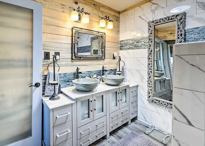 Hot Tub & Deck: Pet-friendly In *