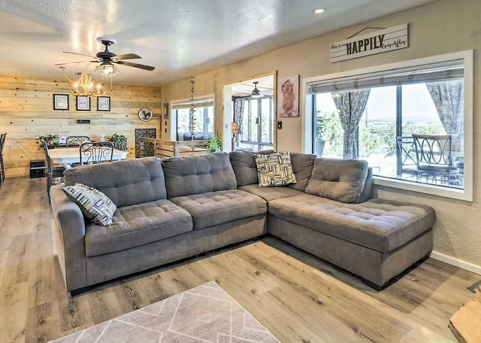 Hot Tub & Deck: Pet-friendly In Holiday home